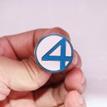 Badge Logo 4 – Émail Métal Inspiré des Quatre Fantastiques