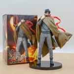 Figurine Sung Jin-Woo Solo Leveling – version Shadow avec cape marron (21 cm). Dagues incluses, pose imposante.
