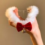 Collier en peluche de Noël femme – Accessoire festive chic avec nœud papillon & grelot